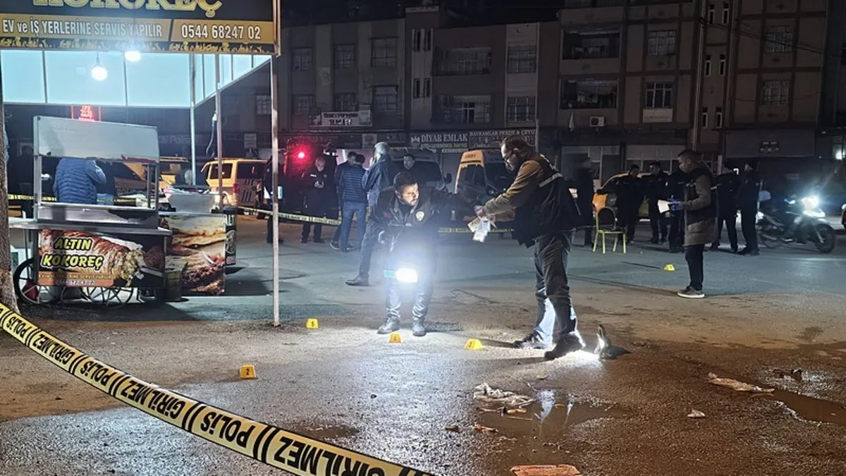 Kan donduran cinayet: Kokoreç yerken kafasından vuruldu!