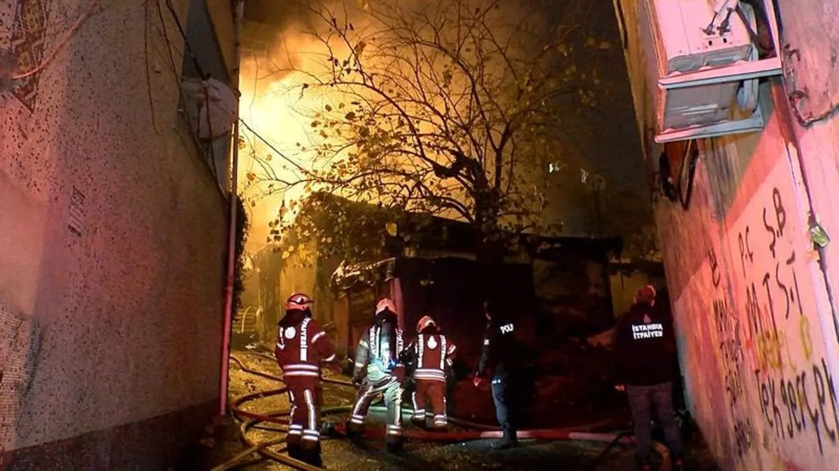Beyoğlu’nda gecekondu alev alev yandı